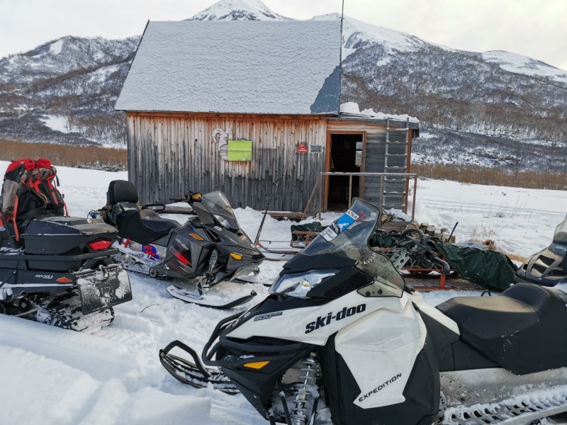 Камчатские спасатели оказали помощь снегоходчикам