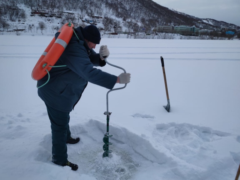 Толщину льда на камчатских водоёмах замеряют инспекторы ГИМС