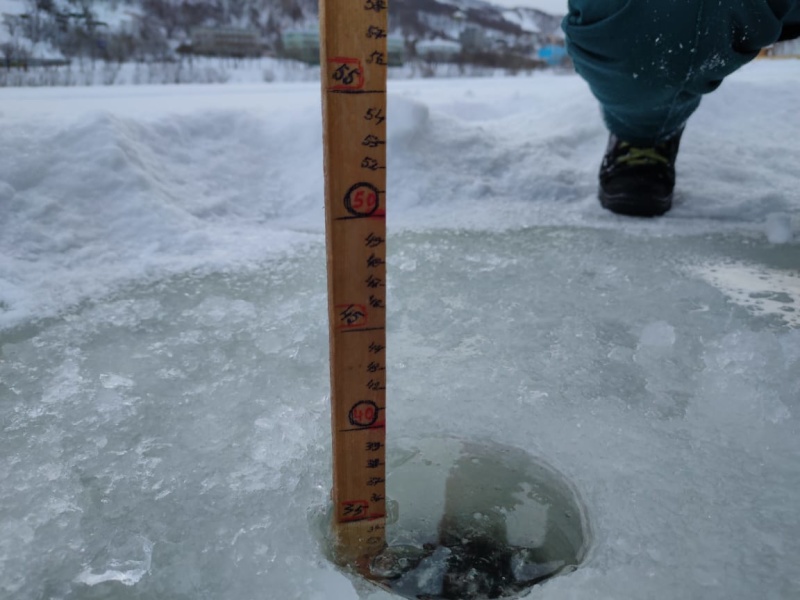 Толщину льда на камчатских водоёмах замеряют инспекторы ГИМС