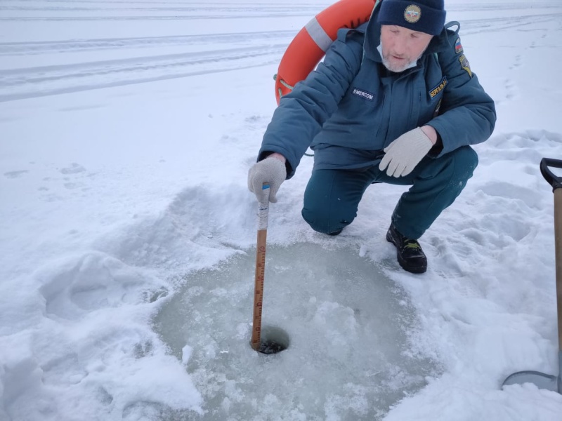 Толщину льда на камчатских водоёмах замеряют инспекторы ГИМС