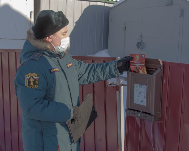 Пожарные инспекторы вышли в рейд и напомнили камчатцам основные правила пожарной безопасности