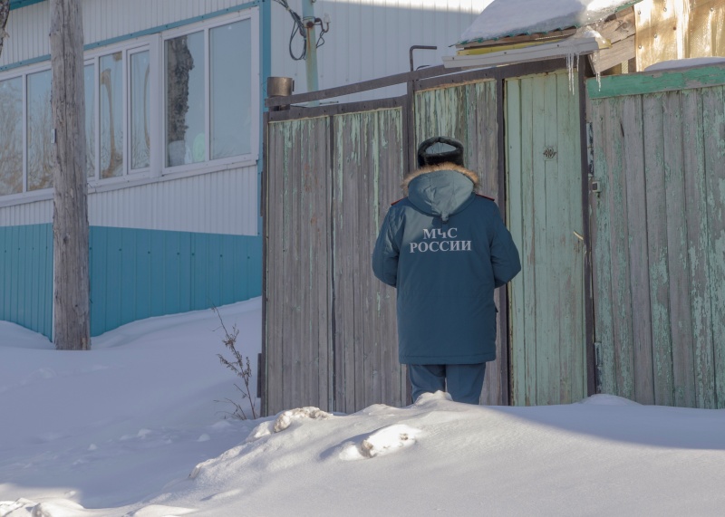 Пожарные инспекторы вышли в рейд и напомнили камчатцам основные правила пожарной безопасности