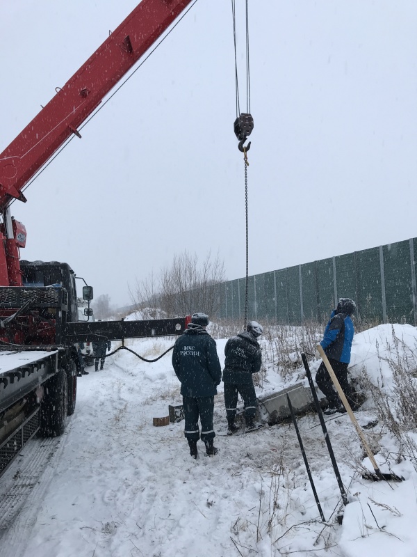 На Камчатке спасатели вызволили собаку, провалившуюся под бетонную плиту