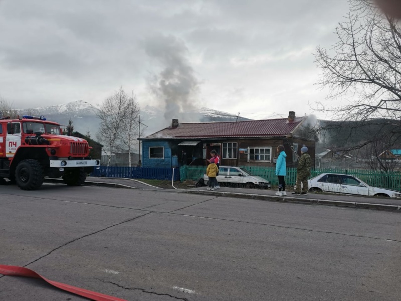 На Камчатке командир отделения пожарной части села Эссо помог эвакуироваться троим жильцам горящего дома