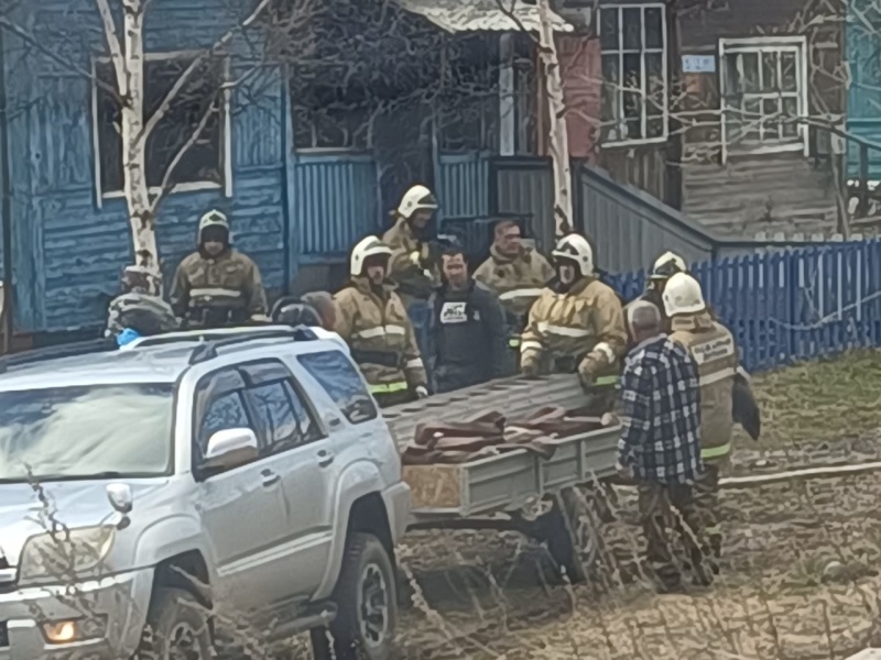 На Камчатке командир отделения пожарной части села Эссо помог эвакуироваться троим жильцам горящего дома