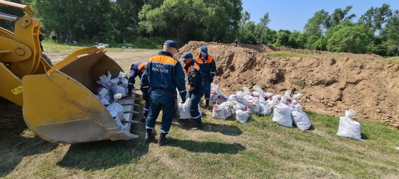 Угроза прорыва: всю ночь в Михайловском районе сотрудники Камчатского спасцентра МЧС России укрепляли дамбу