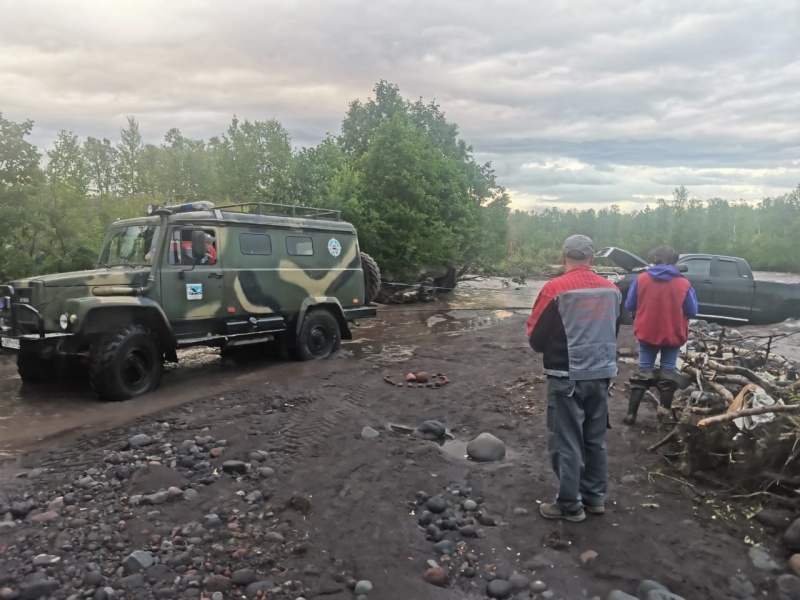 Автомобиль заглох при переезде через реку: в МЧС вновь призывают камчатских туристов к максимальной осторожности