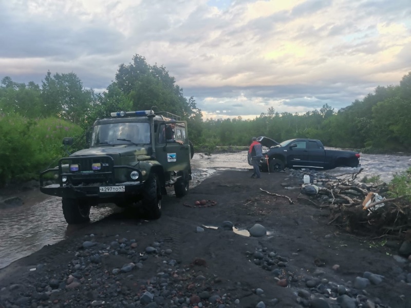 Автомобиль заглох при переезде через реку: в МЧС вновь призывают камчатских туристов к максимальной осторожности