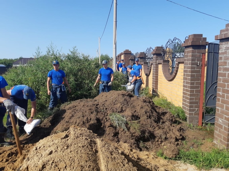 Камчатские спасатели продолжают оказывать помощь жителям подтопленных районов Приамурья