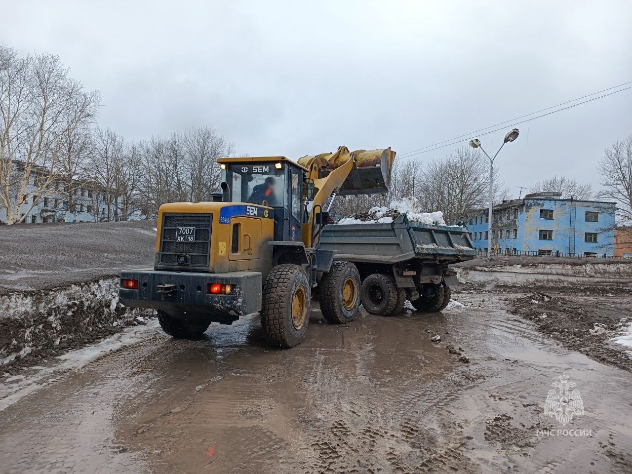 Из посёлка Ключи Усть-Камчатского района вывезено около 3000 кубометров  снега - Новости - Главное управление МЧС России по Камчатскому краю