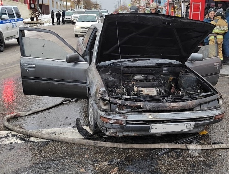 В Петропавловске-Камчатском пожарные тушили возгорание в автомобиле